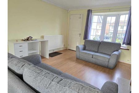 3 bedroom semi-detached house to rent - Photo 2