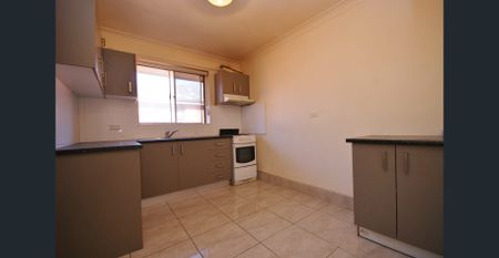 Freshly painted 2 bedroom Unit Close To All !! - Photo 4