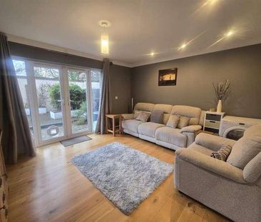 Pembroke Mews, GU14 - Photo 2