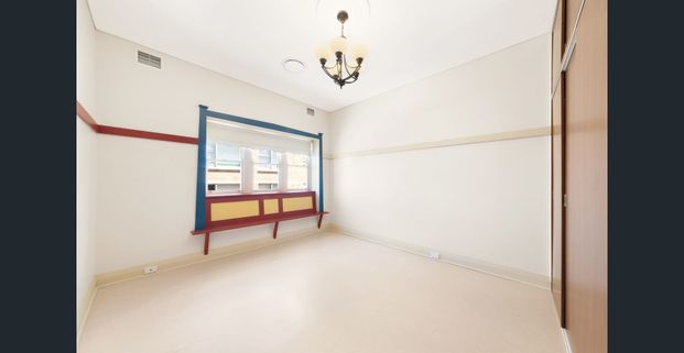 Duplex Sized, Renovated Apartment with Harbour Glimpses - Photo 1