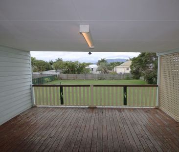 HIGH-SET 4 BEDROOM FAMILY HOME IN WANDAL. - Photo 2