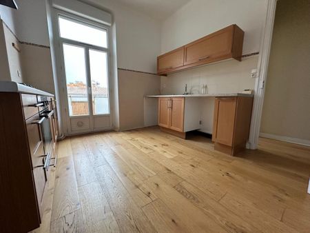 Location Appartement 4 pièces 105m² AVIGNON 84000 - Photo 5