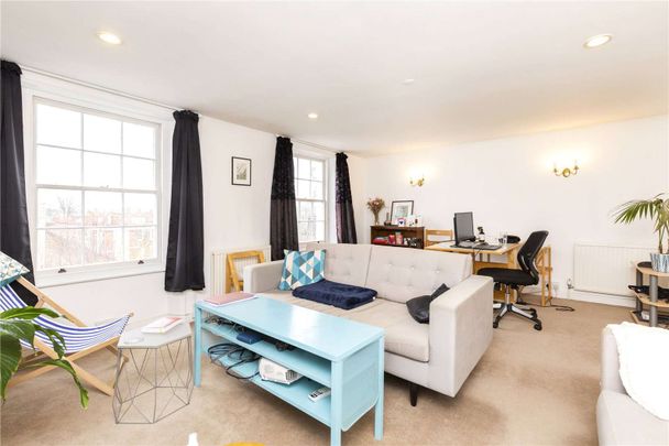 A large and bright two bedroom apartment set on the top floor of this period conversion just moments from Upper Street. - Photo 1