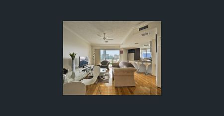 Top Floor Spacious 1-Bedroom Apartment with Stunning City Views - Spring Hill - Photo 3