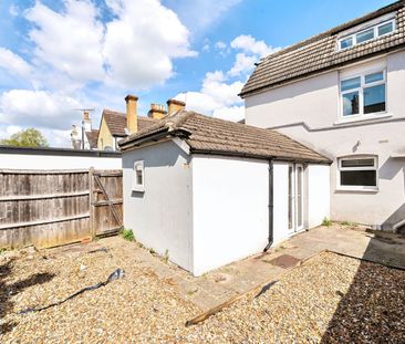 Flat to rent - Chislehurst Road, Orpington, BR6 - Photo 6