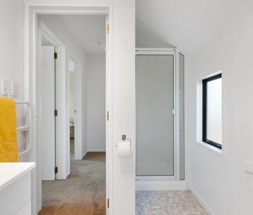 3 bedroom home in St Albans double garage - Photo 5