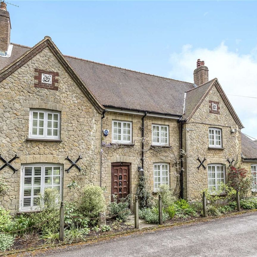 A beautifully presented home with equestrian facilities set in historic Westerham - Photo 1