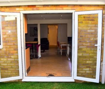 5 Bed Student Home - 15 Rhodaus Close - Photo 4