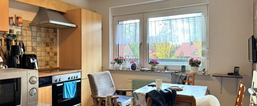 Gemütliche 2ZKB Dachgeschosswohnung mit EBK & Balkon in zentraler Sackgassenlage der Stadt Wiesmoor - Foto 1