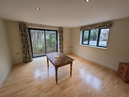 5 bedroom detached house to rent - Photo 2