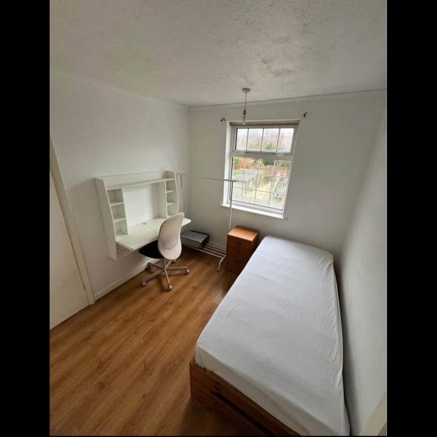 Room in a Shared House, Denham Crescent, CR4 - Photo 1