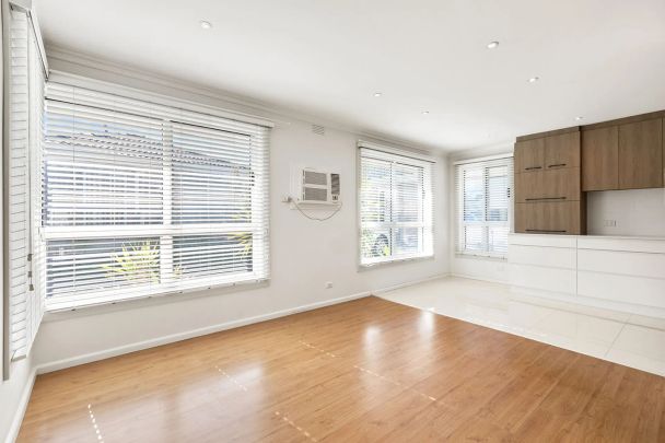 METERS TO CHELSEA BEACH | LIFESTYLE & CONVENIENCE! - Photo 1