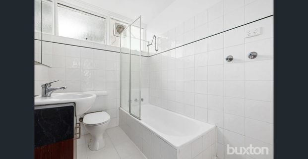 Light-Filled 2-Bedroom Apartment in Prime Location! - Photo 1