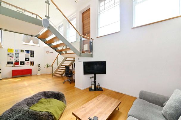 Experience a one-of-a-kind short-term rental in this stunning 4-bedroom home  a former pub transformed into a characterful and spacious residence. Brimming with period charm. - Photo 1