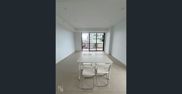Fully Furnished-Super Convenient & Affordable 2B2B! Closed to Restaurant, Supermarket, Bus station, UNSW, USYD, UTS! CONFIRM THE LEASE TERM IN ADVANCE - Photo 1