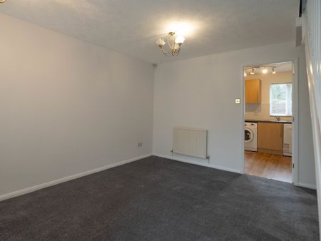 2 bedroom mid terrace to let - Photo 5