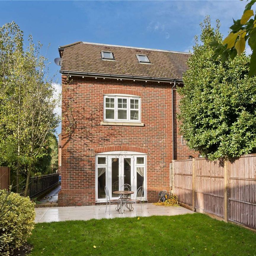 A beautifully presented family home 0.4 miles away from Claygate train station. Further benefitting from off street parking. - Photo 1