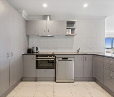 Premium Fully Furnished 2 Bedroom w Secure Parking - Photo 2