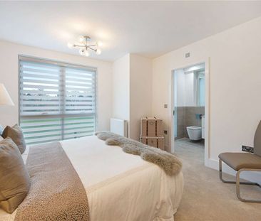 An exceptional turnkey four bedroom mews home, finished to an outst... - Photo 5