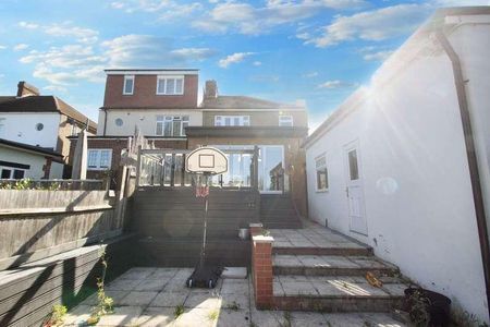 Rivington Avenue, Woodford Green, IG8 - Photo 3
