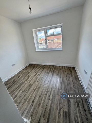 3 bedroom end of terrace house to rent - Photo 3