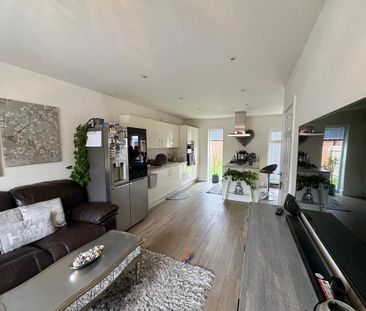 4 bedroom detached house to rent - Photo 2