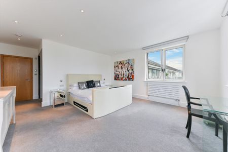 A beautifully presented apartment with two balconies and two private parking spaces in King's Quay, Chelsea Harbour - Photo 4