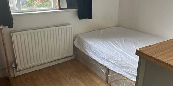 A luxury house Available at Rowsely Avenue NW4 1AP London UK - Photo 3