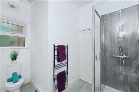4 bedroom flat to rent - Photo 3