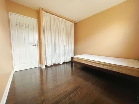 For Lease - 1 Chester Le Boulevard, Toronto, Ontario - Photo 2