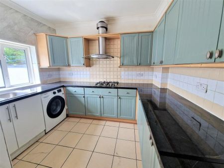 2 Bed End Terrace, Elmstead Road, IG3 - Photo 4