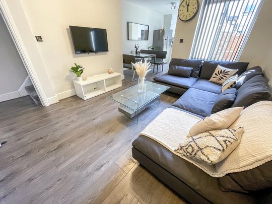 6 bedroom terraced house to rent - Photo 1