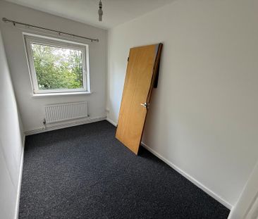 3 bedroom flat to rent - Photo 3