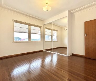 Spacious three-bedroom home in convenient location - Photo 2