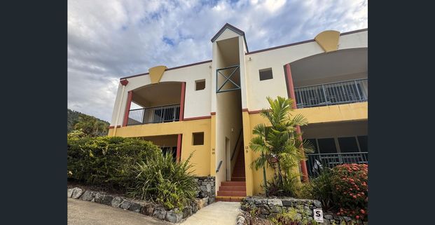 Sunlit Coastal Retreat in Hazelwood Gardens, Steps from Whitsunday Parkland - Photo 1