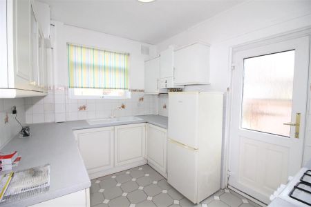 2 Bedroom Flat - Ground Floor - Photo 4