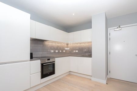 Summerston House, 51 Starboard Way, E16 2PE - Photo 2