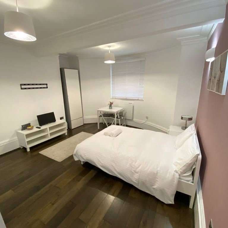 A superbly presented ground floor studio apartment in the centre of Reading. Offered fully furnished and with gated parking. - Photo 1