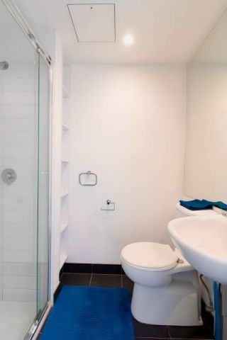 Large 1 Bedroom - Photo 4