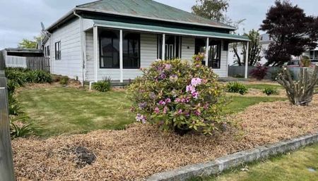 Large 3 bedroom home very close to town - Photo 2