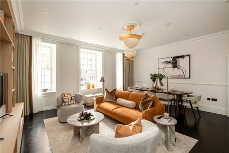 A superb three-bedroom, three-bathroom lateral apartment in a prestigious red brick building on Stratton Street, Mayfair. - Photo 2