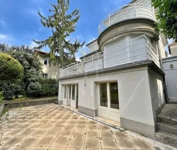 Repräsentative Villa mit Terrassen und 300 m² Garten - Foto 3