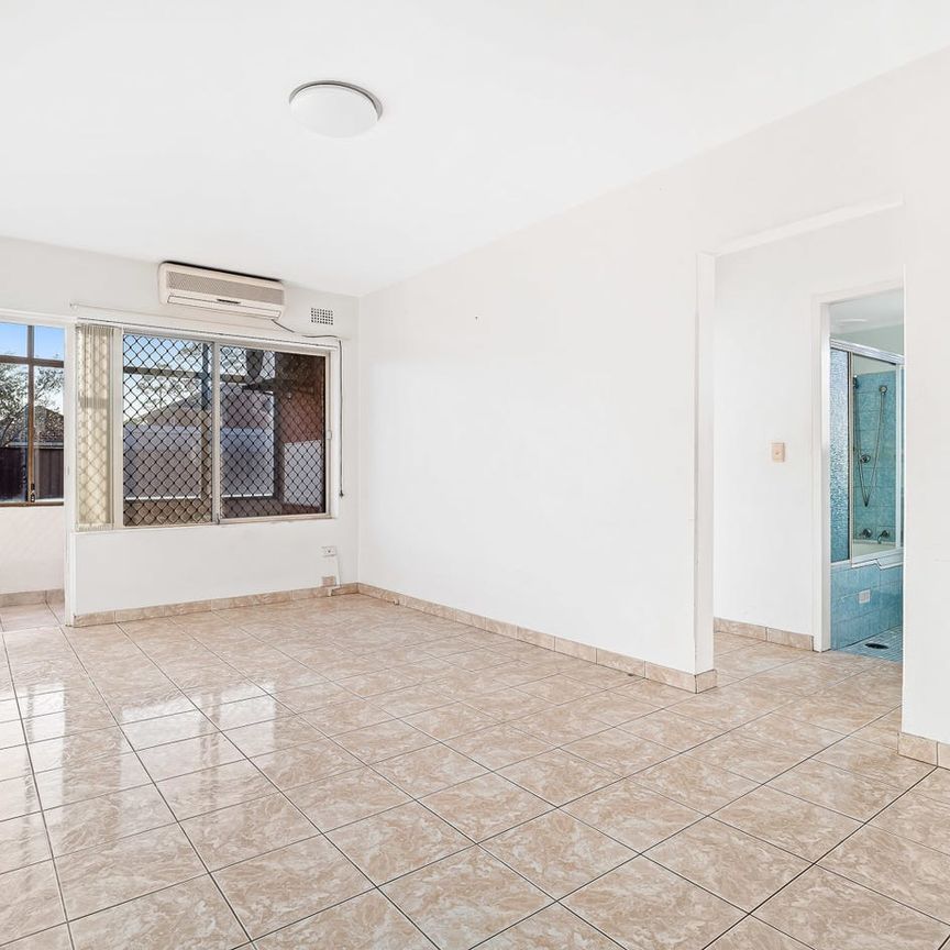 Two bedroom apartment in convenient location - Photo 1