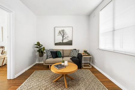 Bright Ground Floor Apartment - Photo 2