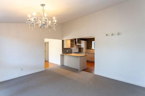 Close to UC, Upper Riccarton 8 bedrooms, 3 bathroom areas and 2 living spaces - Photo 1