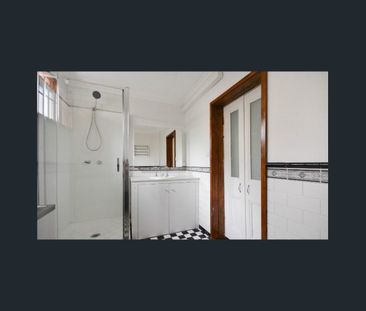 Oversized Renovated designer Apartment - Photo 4
