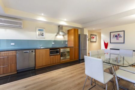 Modern 2 Bedroom Furnished Apartment with Stunning City Views - Photo 2