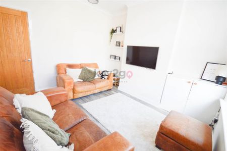 3 bedroom end of terrace house to rent - Photo 3