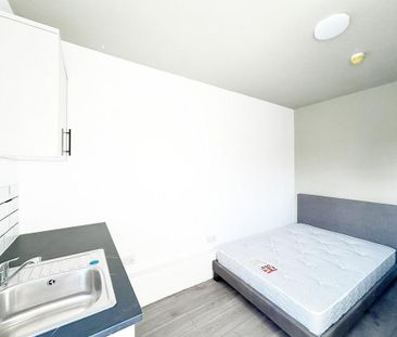 1 bedroom in a house share to rent - Photo 2