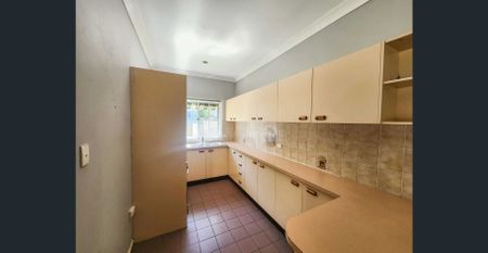 Spacious 2 Bedroom Home in Quiet Street - Photo 3
